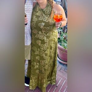 En crème maxi dress